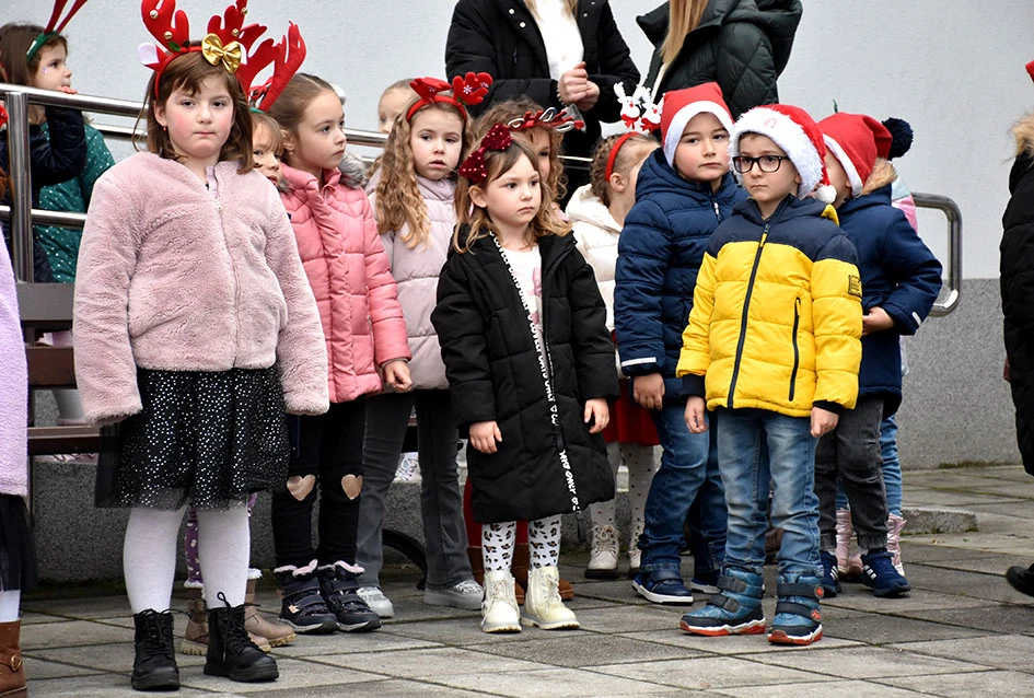 Sveti Nikola stigao u Jakšić; djeca uživala u pjesmi, plesu i poklonima