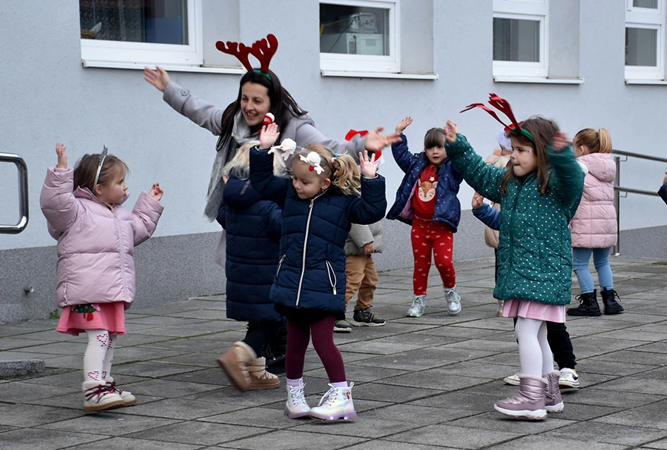 Sveti Nikola stigao u Jakšić; djeca uživala u pjesmi, plesu i poklonima
