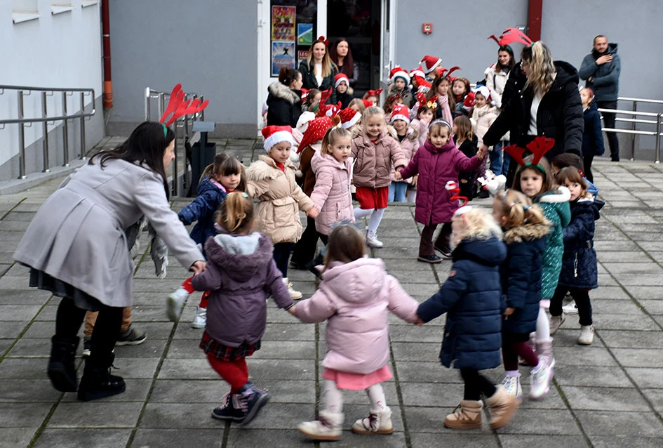 Sveti Nikola stigao u Jakšić; djeca uživala u pjesmi, plesu i poklonima
