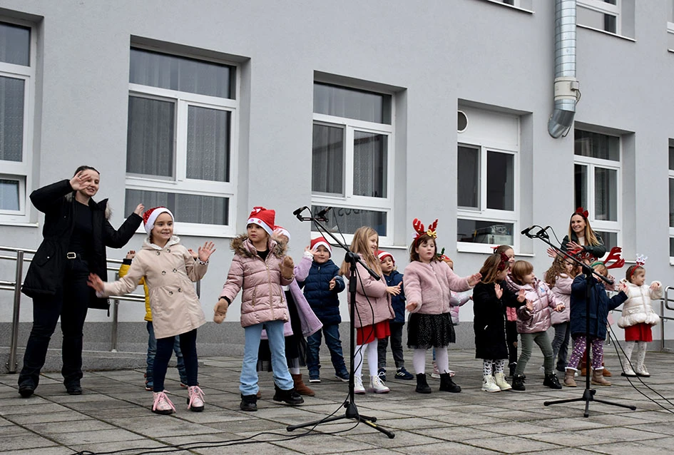 Sveti Nikola stigao u Jakšić; djeca uživala u pjesmi, plesu i poklonima