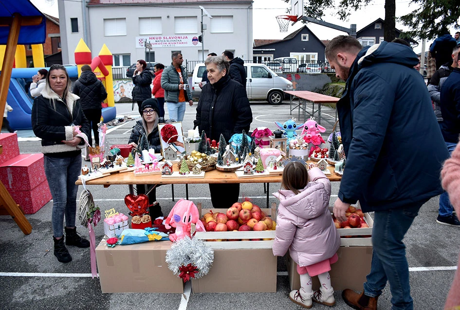 Sveti Nikola stigao u Jakšić; djeca uživala u pjesmi, plesu i poklonima