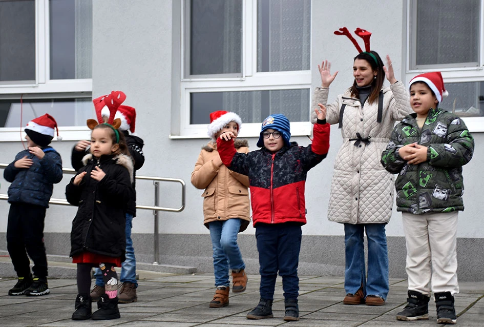 Sveti Nikola stigao u Jakšić; djeca uživala u pjesmi, plesu i poklonima
