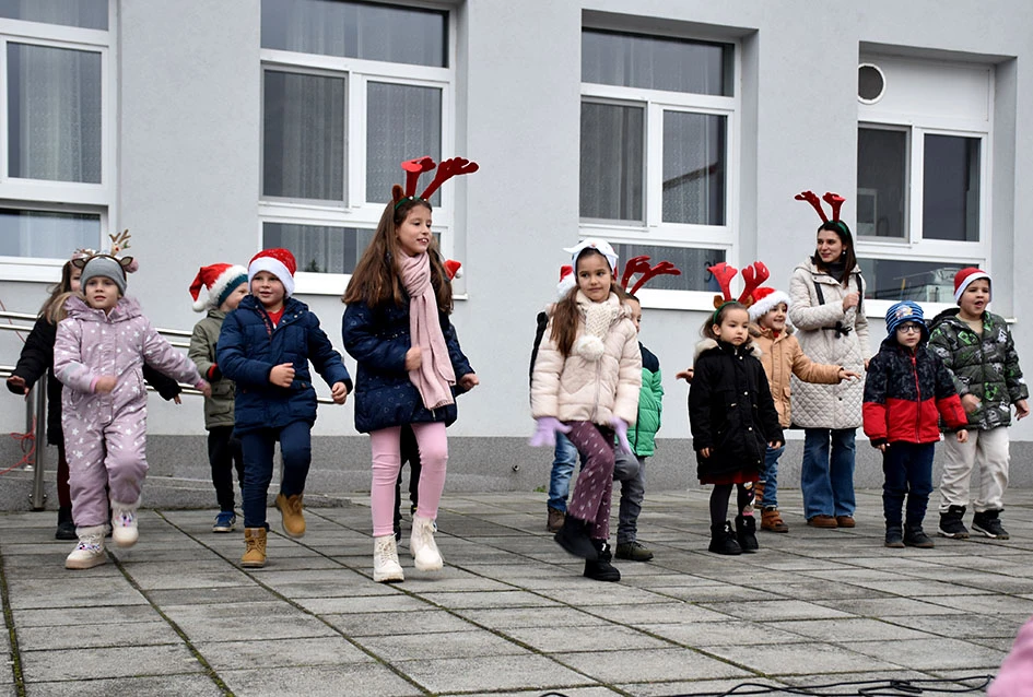 Sveti Nikola stigao u Jakšić; djeca uživala u pjesmi, plesu i poklonima