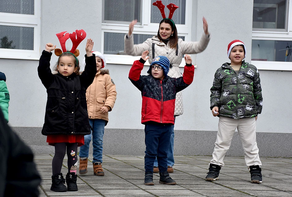 Sveti Nikola stigao u Jakšić; djeca uživala u pjesmi, plesu i poklonima