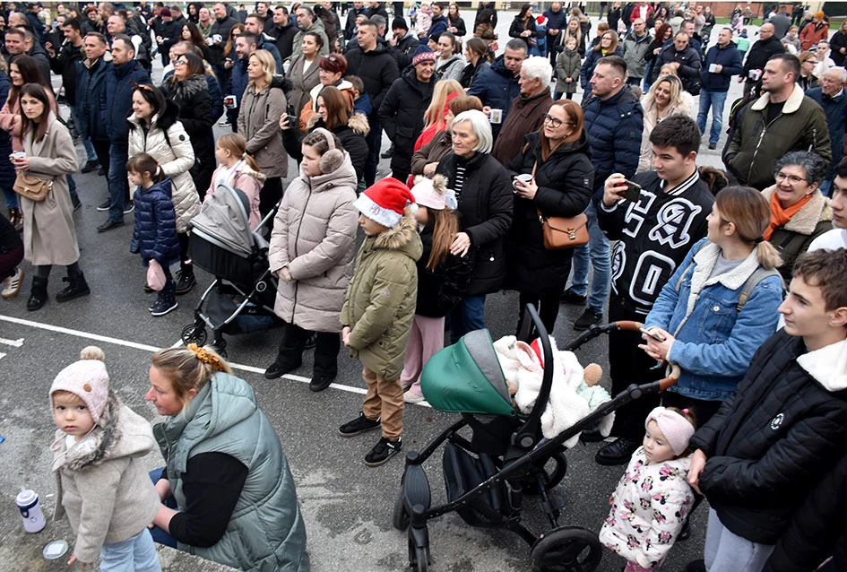 Sveti Nikola stigao u Jakšić; djeca uživala u pjesmi, plesu i poklonima