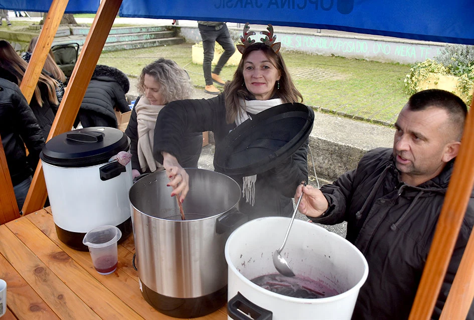 Sveti Nikola stigao u Jakšić; djeca uživala u pjesmi, plesu i poklonima