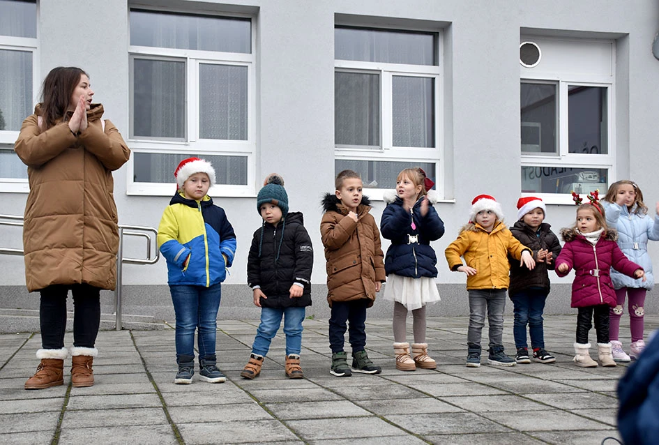 Sveti Nikola stigao u Jakšić; djeca uživala u pjesmi, plesu i poklonima