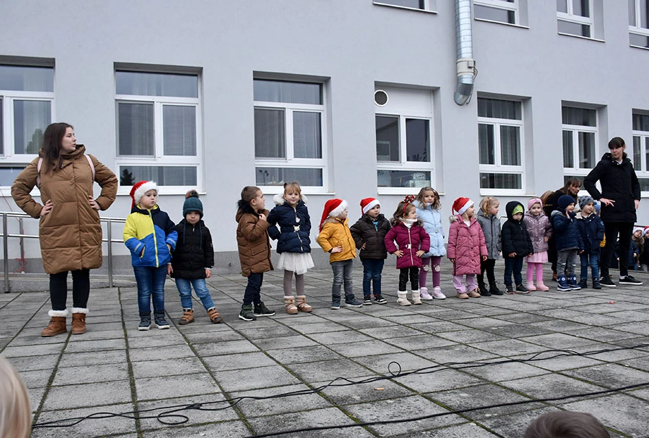 Sveti Nikola stigao u Jakšić; djeca uživala u pjesmi, plesu i poklonima