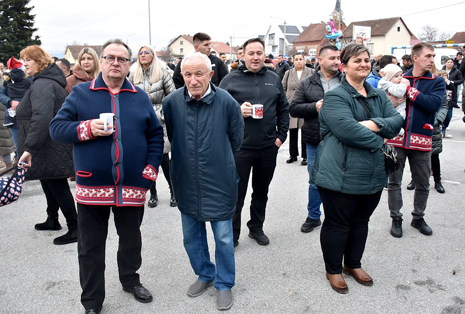 Sveti Nikola stigao u Jakšić; djeca uživala u pjesmi, plesu i poklonima