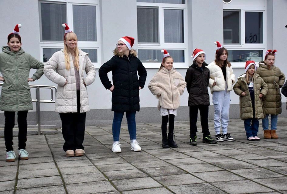 Sveti Nikola stigao u Jakšić; djeca uživala u pjesmi, plesu i poklonima