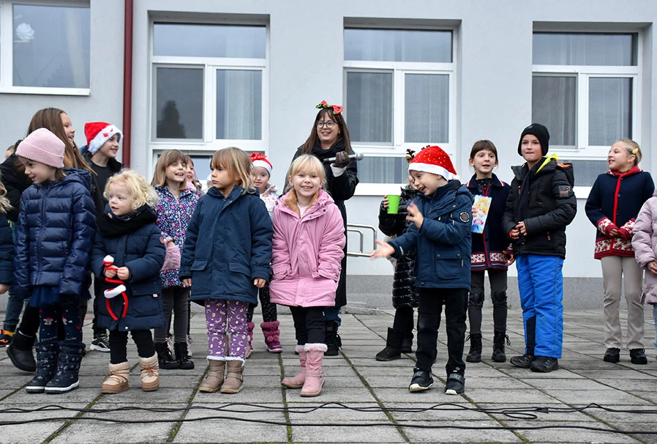 Sveti Nikola stigao u Jakšić; djeca uživala u pjesmi, plesu i poklonima