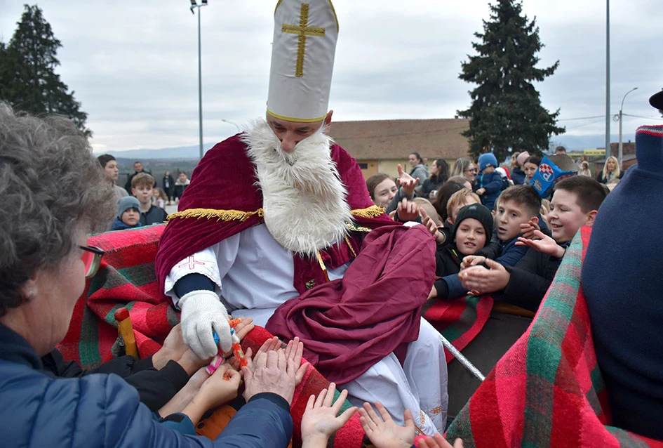 Sveti Nikola stigao u Jakšić; djeca uživala u pjesmi, plesu i poklonima