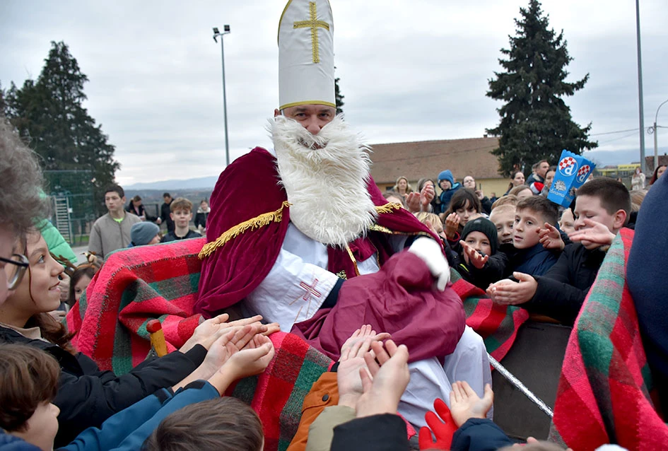 Sveti Nikola stigao u Jakšić; djeca uživala u pjesmi, plesu i poklonima