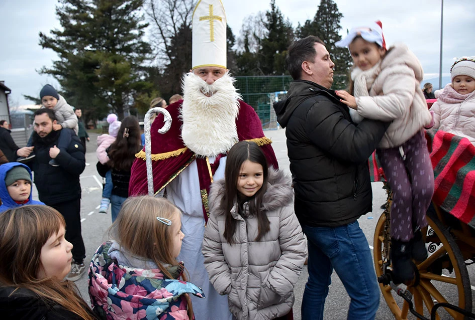 Sveti Nikola stigao u Jakšić; djeca uživala u pjesmi, plesu i poklonima
