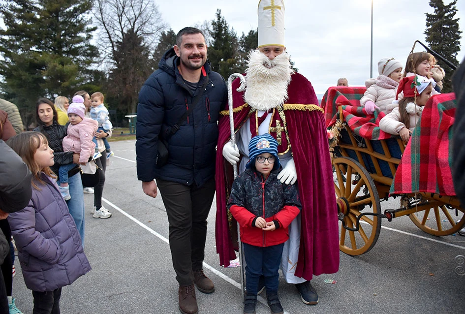 Sveti Nikola stigao u Jakšić; djeca uživala u pjesmi, plesu i poklonima