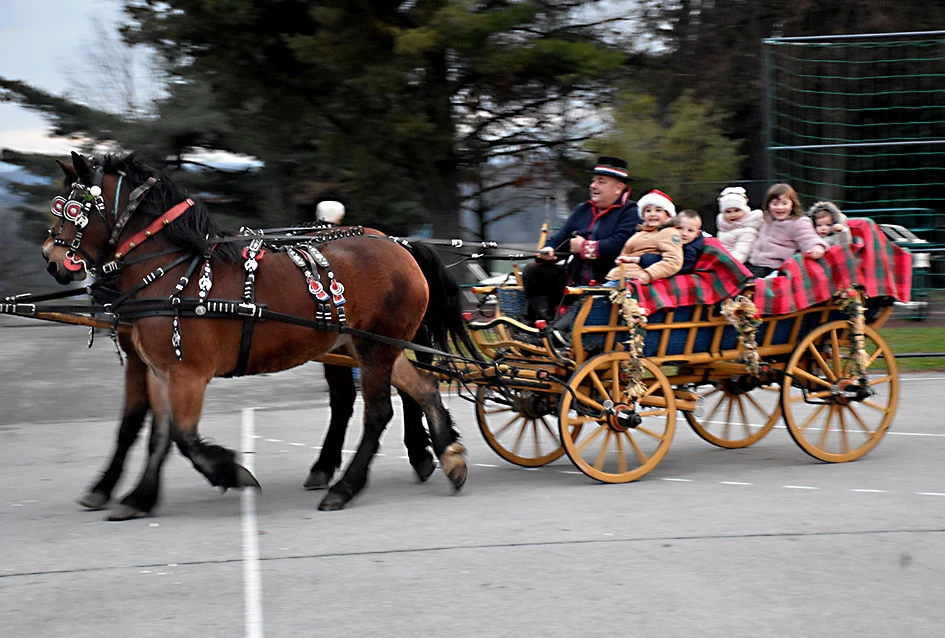 Sveti Nikola stigao u Jakšić; djeca uživala u pjesmi, plesu i poklonima