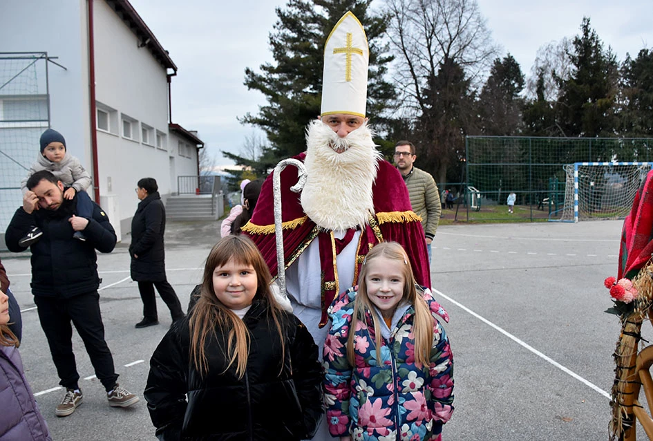 Sveti Nikola stigao u Jakšić; djeca uživala u pjesmi, plesu i poklonima