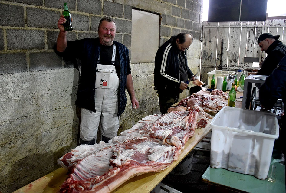 Pjesma, posao i kulen: Jedinstveni ugođaj kolinja kod Ladislava Waltera iz Trenkova