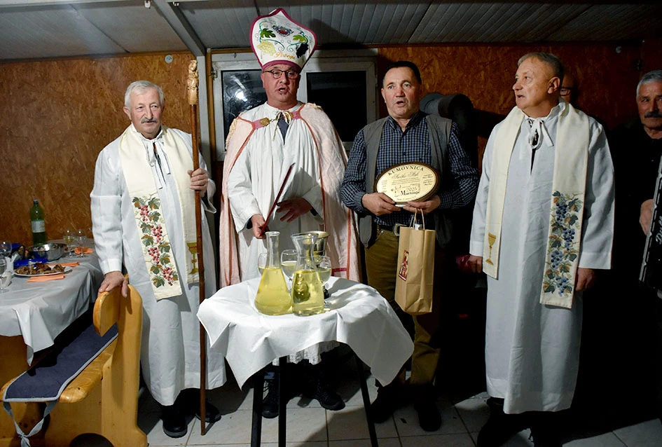 Martinje u Šušanju: Unatoč kašnjenju i izostanku kardinala Bauera, mošt uspješno ’kršten’ u mlado vino