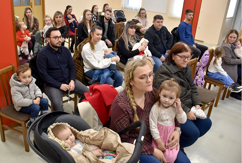 Općina Jakšić nastavila s podrškom obiteljima: Načelnik Kovačević i predsjednik Obradović uručili naknade za 28 novorođenih