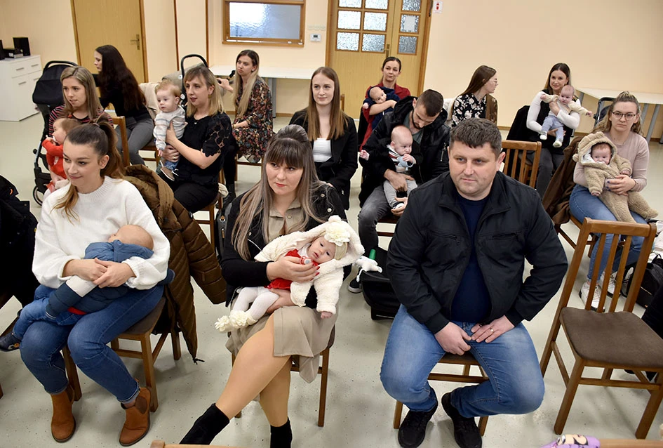 Općina Jakšić nastavila s podrškom obiteljima: Načelnik Kovačević i predsjednik Obradović uručili naknade za 28 novorođenih