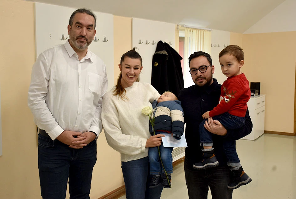 Općina Jakšić nastavila s podrškom obiteljima: Načelnik Kovačević i predsjednik Obradović uručili naknade za 28 novorođenih