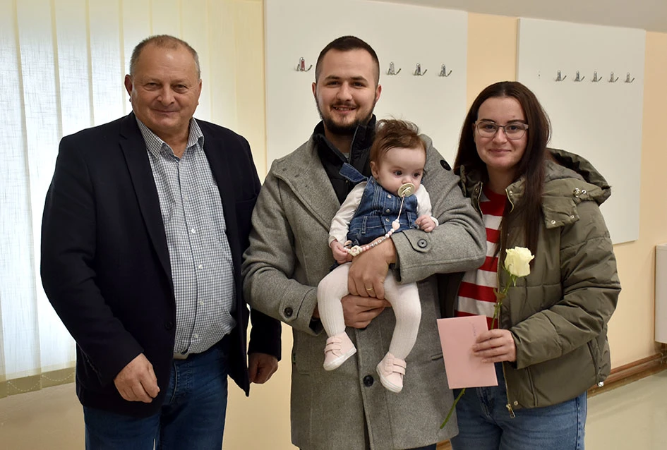 Općina Jakšić nastavila s podrškom obiteljima: Načelnik Kovačević i predsjednik Obradović uručili naknade za 28 novorođenih