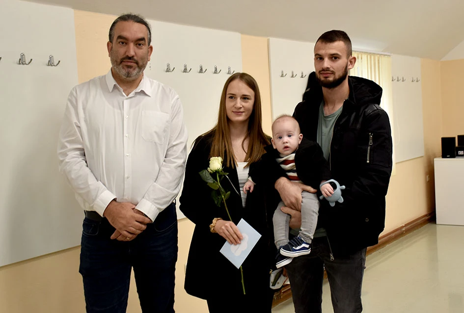 Općina Jakšić nastavila s podrškom obiteljima: Načelnik Kovačević i predsjednik Obradović uručili naknade za 28 novorođenih