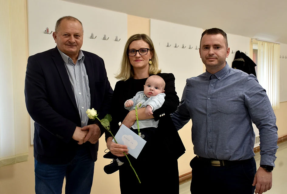 Općina Jakšić nastavila s podrškom obiteljima: Načelnik Kovačević i predsjednik Obradović uručili naknade za 28 novorođenih