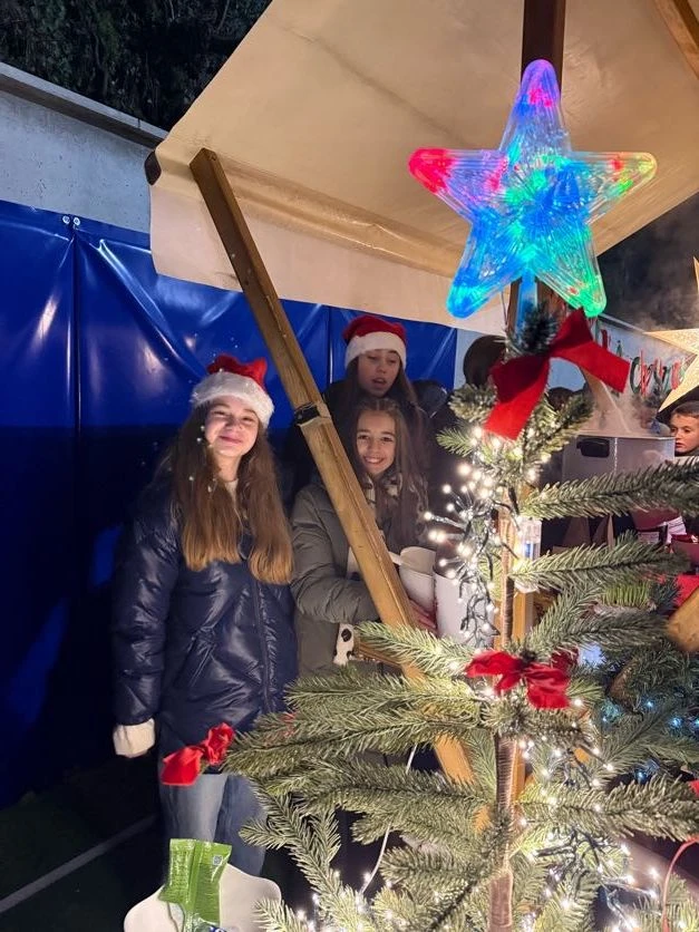 Adventska čarolija u srcu zajednice: Koncert „Ususret Ljubavi“ i „Advent u KOŠ-u“ okupili brojne posjetitelje