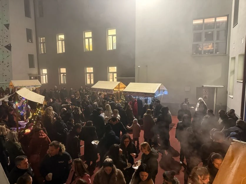 Adventska čarolija u srcu zajednice: Koncert „Ususret Ljubavi“ i „Advent u KOŠ-u“ okupili brojne posjetitelje