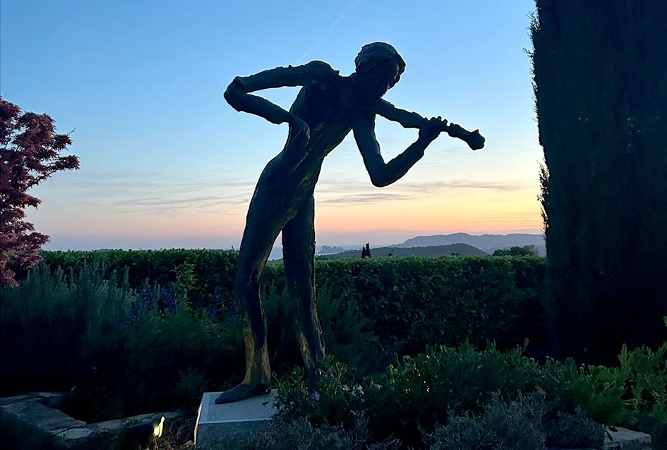 Požeška kiparica Tatjana Kostanjević osvaja Francusku: ’Violinist’ postavljen nedaleko Toulona, nakon što je postao simbol glazbe u Opatiji.