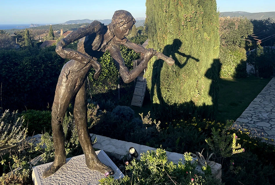 Požeška kiparica Tatjana Kostanjević osvaja Francusku: ’Violinist’ postavljen nedaleko Toulona, nakon što je postao simbol glazbe u Opatiji.