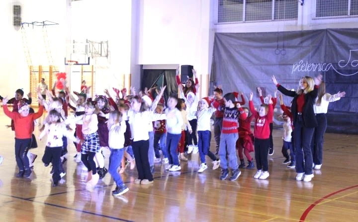 Pleterničke mažoretkinje održale božićnu priredbu