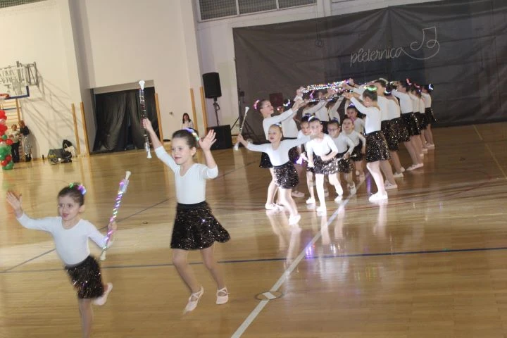 Pleterničke mažoretkinje održale božićnu priredbu