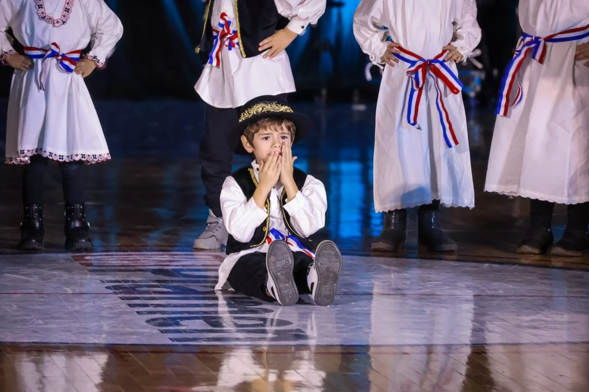 Rasplesani doček Djeda Božićnjaka ispunio dvoranu Tomislav Pirc dječjim osmijesima
