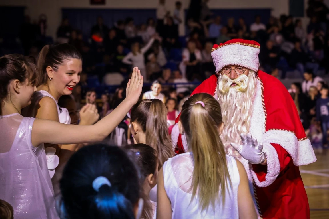 Rasplesani doček Djeda Božićnjaka ispunio dvoranu Tomislav Pirc dječjim osmijesima