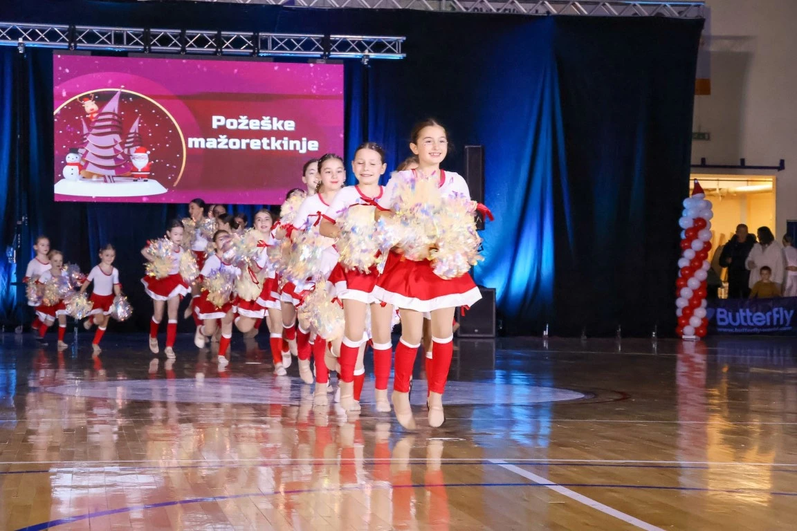 Rasplesani doček Djeda Božićnjaka ispunio dvoranu Tomislav Pirc dječjim osmijesima