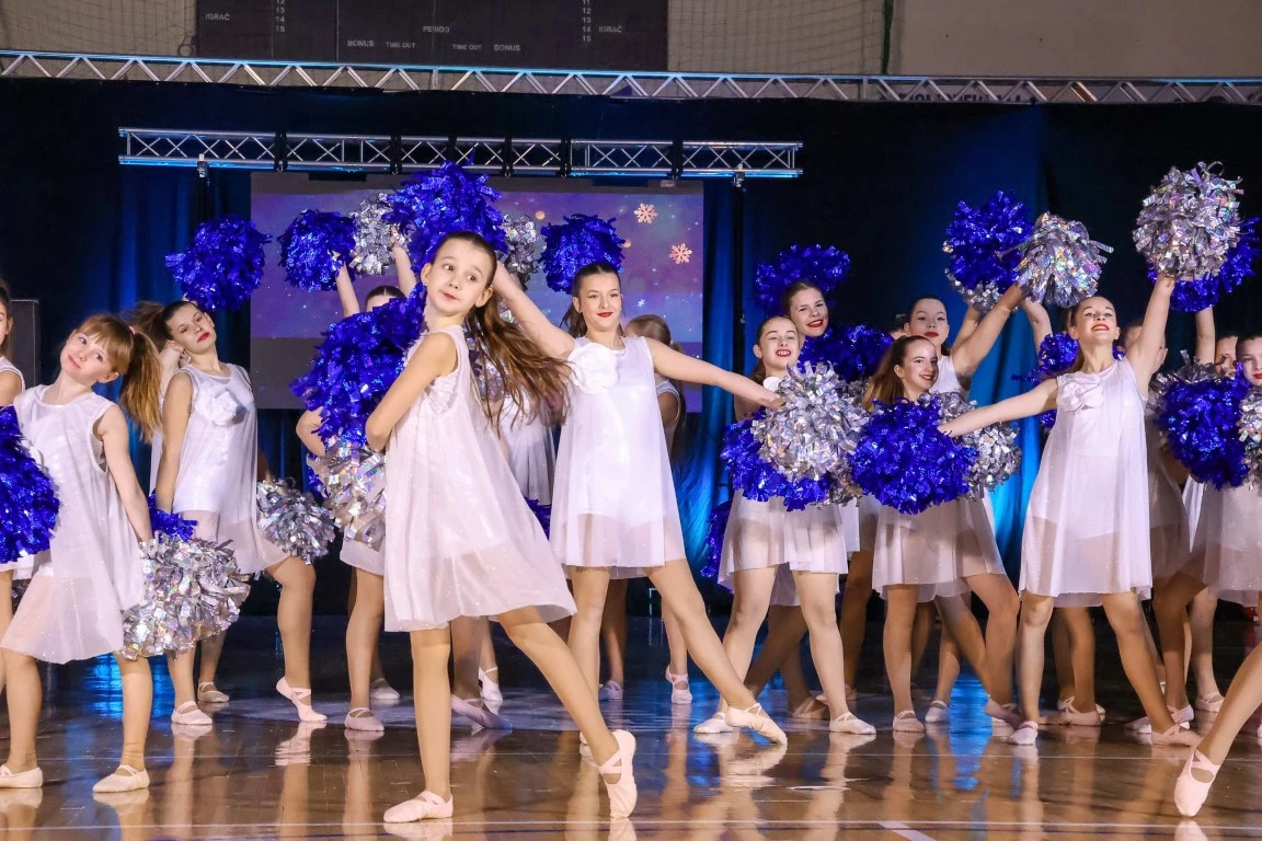 Rasplesani doček Djeda Božićnjaka ispunio dvoranu Tomislav Pirc dječjim osmijesima