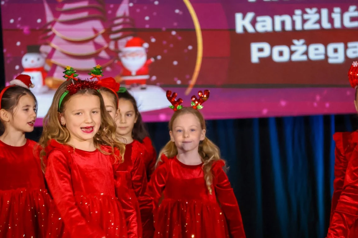 Rasplesani doček Djeda Božićnjaka ispunio dvoranu Tomislav Pirc dječjim osmijesima