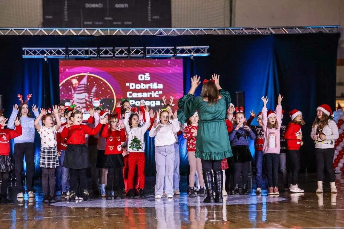 Rasplesani doček Djeda Božićnjaka ispunio dvoranu Tomislav Pirc dječjim osmijesima