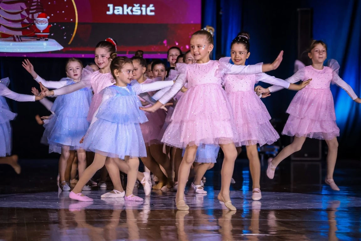 Rasplesani doček Djeda Božićnjaka ispunio dvoranu Tomislav Pirc dječjim osmijesima