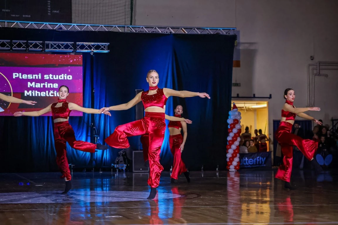 Rasplesani doček Djeda Božićnjaka ispunio dvoranu Tomislav Pirc dječjim osmijesima