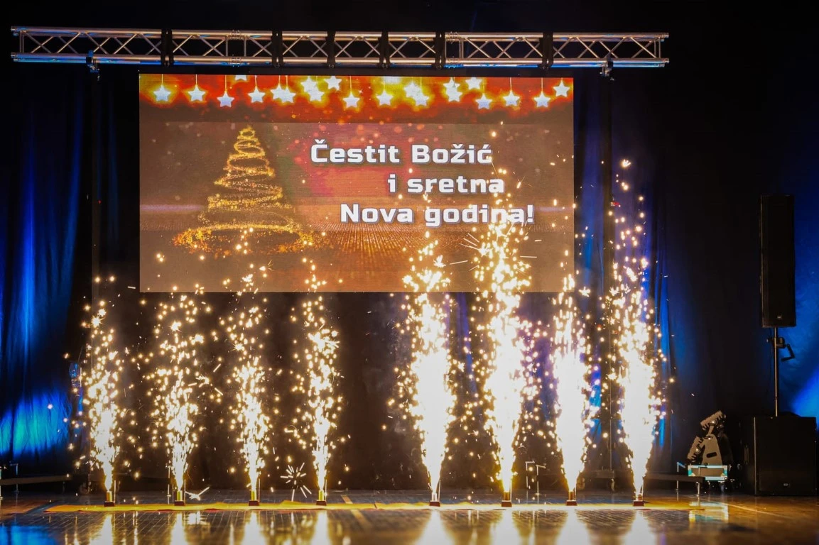 Rasplesani doček Djeda Božićnjaka ispunio dvoranu Tomislav Pirc dječjim osmijesima