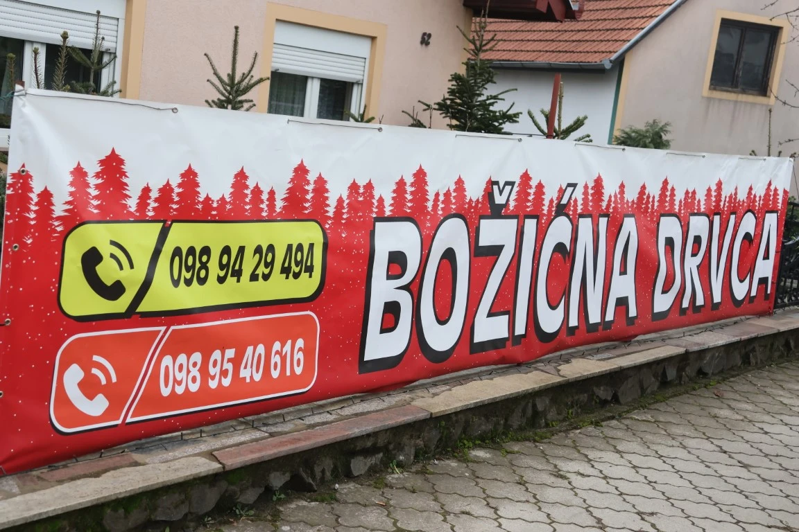 Obitelj Štimac prodaje tri vrste božićnih drvaca na dvije požeške lokacije