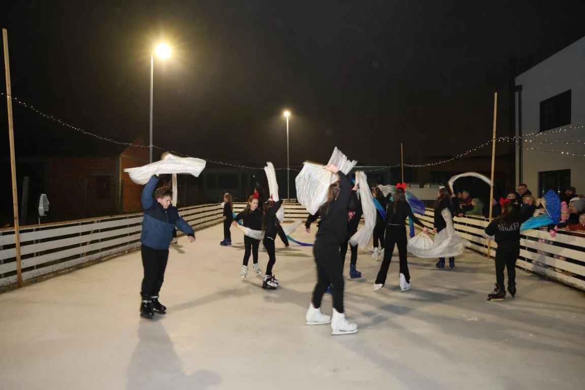 Kutjevo u blagdanskom duhu: Održano adventsko druženje i paljenje četvrte svijeće