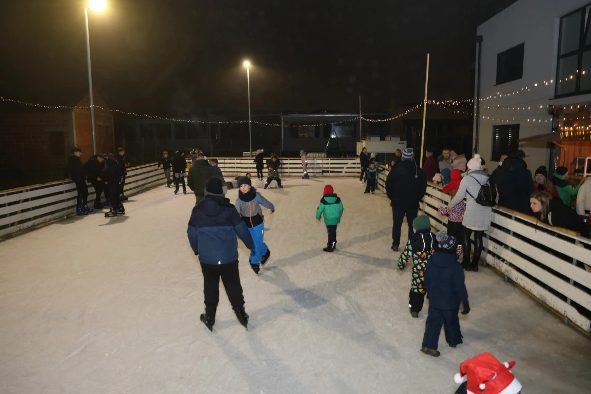 Kutjevo u blagdanskom duhu: Održano adventsko druženje i paljenje četvrte svijeće