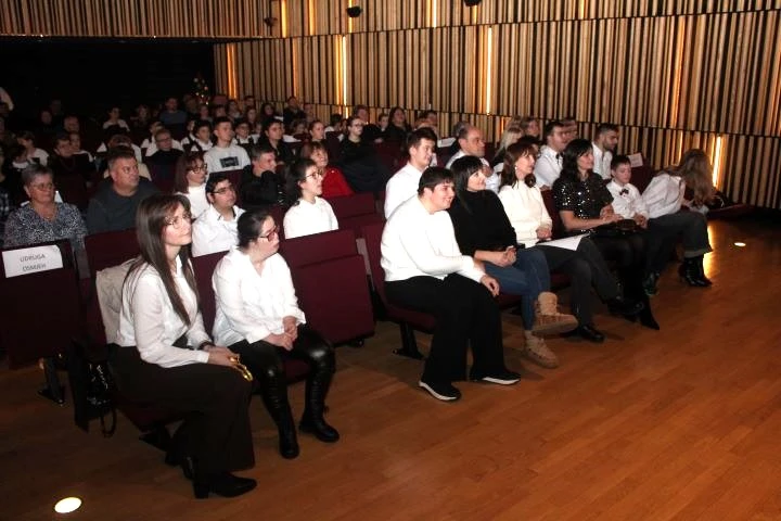 Pleternica zapjevala uoči Božića uz HKUD Vijenac i Udrugu Osmjeh