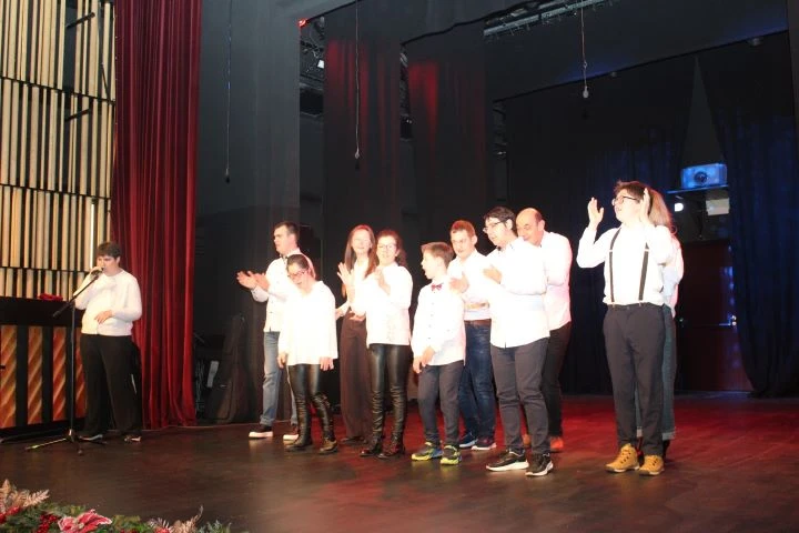 Pleternica zapjevala uoči Božića uz HKUD Vijenac i Udrugu Osmjeh