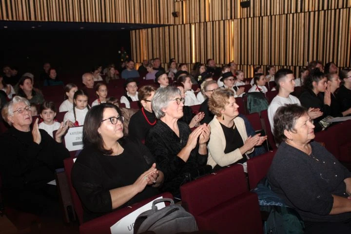 Pleternica zapjevala uoči Božića uz HKUD Vijenac i Udrugu Osmjeh